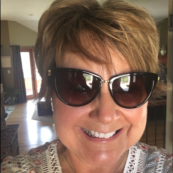 Meet your Posher, Jackie - Picture 2 of 2